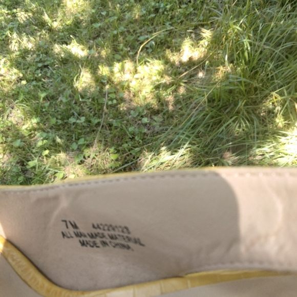 ⬇️ Price Drop! ⬇️ NWT C Slingback Sandals in size 7M - Picture 3 of 3